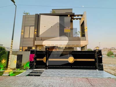 بحریہ ٹاؤن سیکٹر ای بحریہ ٹاؤن,لاہور میں 5 کمروں کا 10 مرلہ مکان 90.0 ہزار میں کرایہ پر دستیاب ہے۔