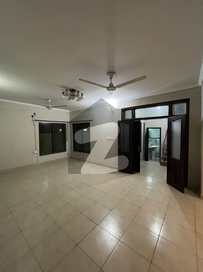 10 MARLA 4 BEDROOM HOUSE AVAILABLE FOR SALE