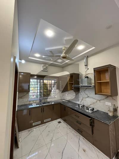 10 MARLA BRAND NEW HOUSE AVAIABLE FOR SALE