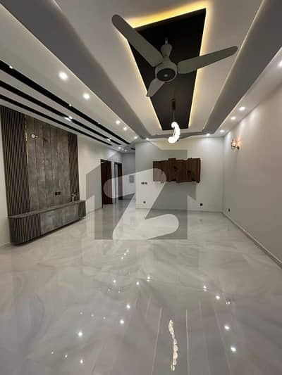 A BEAUTIFUL HOUSE DEPEND ON 7 MARLA DOUBLE STOREY IN HAFEEZ GARDEN PHASE HOUSING SOCIETY