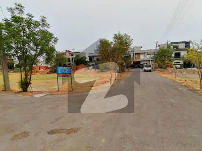 7 MARLA FACING PARK PLOT FOR SALE IN VALENCIA TOWN LAHORE