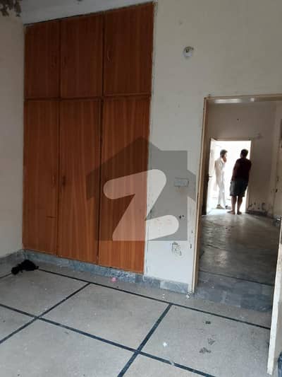 Allama Iqbal Town Mustafa Town 5 Marla First Floor For Rent