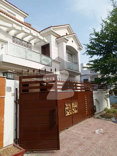 10 Marla house available for rent with gass