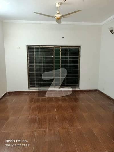 10 MARLA BEAUTIFUL HOUSE AVILABLE FOR RENT
