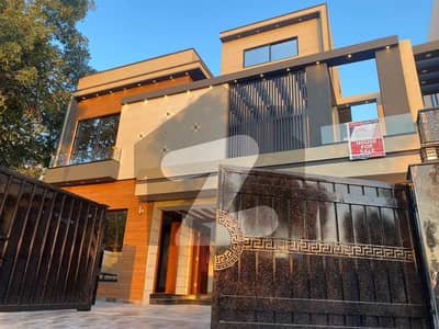 بحریہ ٹاؤن اوورسیز A بحریہ ٹاؤن اوورسیز انکلیو,بحریہ ٹاؤن,لاہور میں 5 کمروں کا 10 مرلہ مکان 4.5 کروڑ میں برائے فروخت۔