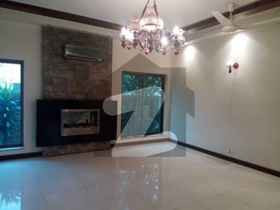 ONE KANAL BEAUTIFULL HOUSE AVALIABLE FOR RENT IN DHA PHASE 5
