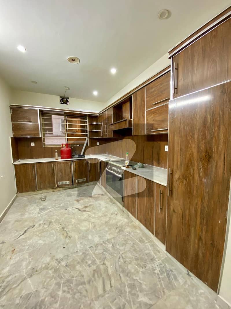 10 Marla House Available For Sale 10 Marla House Available For Sale