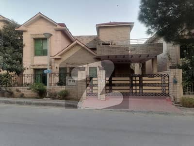 بحریہ ٹاؤن ۔ سفاری ولاز بحریہ ٹاؤن راولپنڈی,راولپنڈی میں 5 کمروں کا 1 کنال مکان 8.9 کروڑ میں برائے فروخت۔
