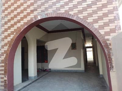 لودھی کالونی روڈ ملتان میں 15 مرلہ عمارت 1.2 لاکھ میں کرایہ پر دستیاب ہے۔