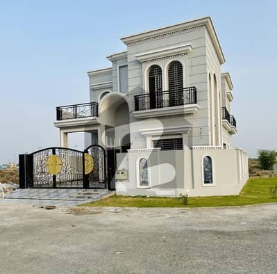 10 Marla Specious Corner House Available For Sale
