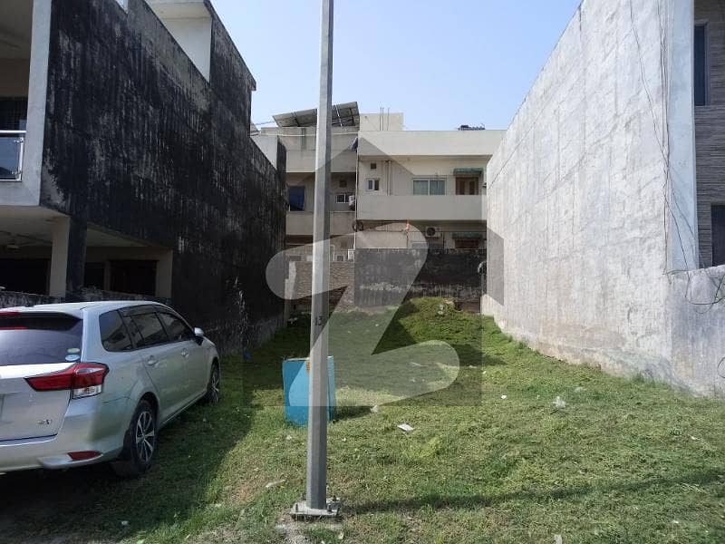200 Sq Yards Level Plot available for Sale