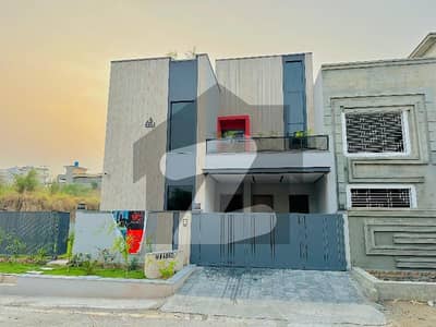 ایم پی سی ایچ ایس - بلاک سی ایم پی سی ایچ ایس ۔ ملٹی گارڈنز,بی ۔ 17,اسلام آباد میں 5 کمروں کا 10 مرلہ مکان 5.5 کروڑ میں برائے فروخت۔