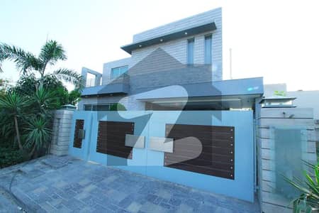 10-Marla Bungalow in DHA Phase- 7 Block Y available for Sale Modern Design Double Hight Lobby