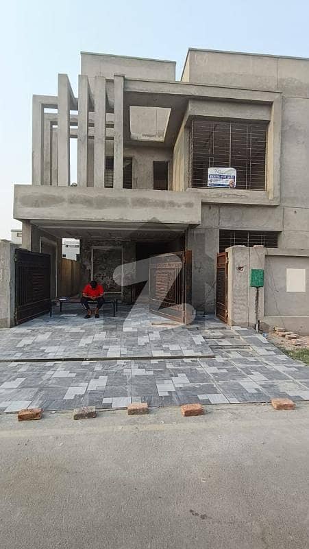 بحریہ آرچرڈ لاہور میں 5 کمروں کا 8 مرلہ مکان 1.62 کروڑ میں برائے فروخت۔ بحریہ آرچرڈ لاہور میں 5 کمروں کا 8 مرلہ مکان 1.62 کروڑ میں برائے فروخت۔