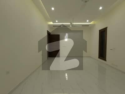 ڈی ایچ اے فیز 8 ڈی ایچ اے ڈیفینس,کراچی میں 7 کمروں کا 1 کنال مکان 19.0 کروڑ میں برائے فروخت۔