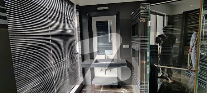 1 Kanal Specious House Available for Rent