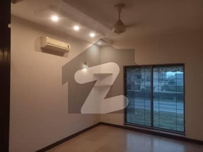 Gulberg 10 Marla House Available For Rent Good Location