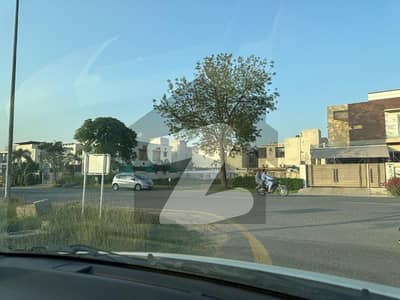 ڈی ایچ اے فیز 7 - بلاک ٹی فیز 7,ڈیفنس (ڈی ایچ اے),لاہور میں 1 کنال رہائشی پلاٹ 3.25 کروڑ میں برائے فروخت۔