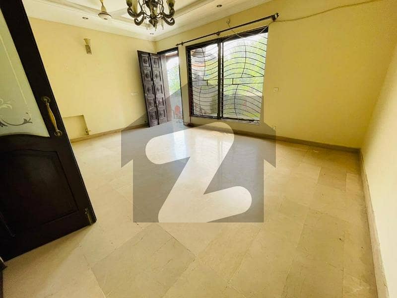 ایف ۔ 8 اسلام آباد میں 6 کمروں کا 1 کنال مکان 7.0 لاکھ میں کرایہ پر دستیاب ہے۔
