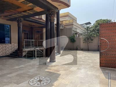 حیات آباد فیز 4 - پی1 حیات آباد فیز 4,حیات آباد,پشاور میں 10 کمروں کا 1 کنال مکان 10.8 کروڑ میں برائے فروخت۔