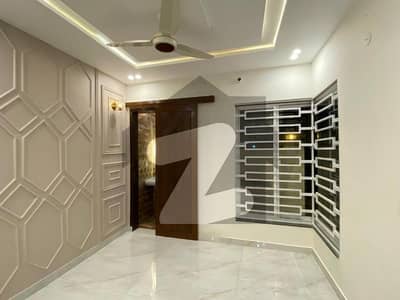 1 BED 1ST FLOOR FLAT AVAILABLE FOR RENT IN EDEN BOULEVARD COLLEGE ROAD LAHORE