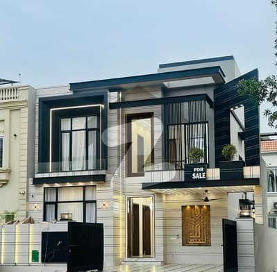 ٹاپ سٹی 1 اسلام آباد میں 6 کمروں کا 10 مرلہ مکان 4.0 کروڑ میں برائے فروخت۔
