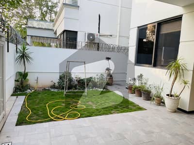ایف ۔ 8 اسلام آباد میں 4 کمروں کا 1 کنال مکان 13.0 لاکھ میں کرایہ پر دستیاب ہے۔