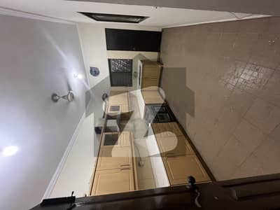 10 MARLA 4 BEDROOM HOUSE AVAILABLE FOR RENT