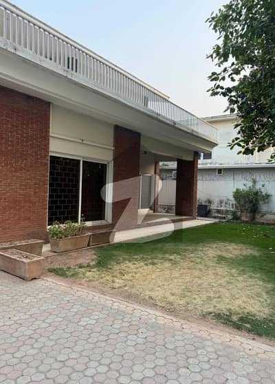 ایف ۔ 10 اسلام آباد میں 6 کمروں کا 1 کنال مکان 5.25 لاکھ میں کرایہ پر دستیاب ہے۔