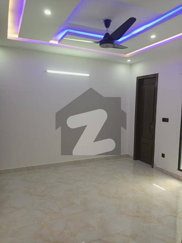 GULBERG RESIDENCIA 7M PORSHIN FOR RENT