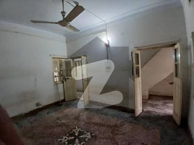 جی ۔ 6 اسلام آباد میں 4 کمروں کا 9 مرلہ مکان 2.2 لاکھ میں کرایہ پر دستیاب ہے۔