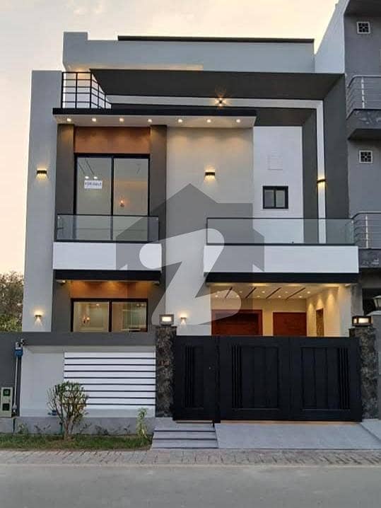 University Town 05 Marla House For Sale