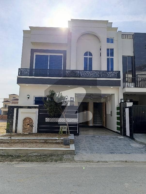 BRAND NEW HOUSE PRIME LOCATION BRAND NEW HOUSE PRIME LOCATION