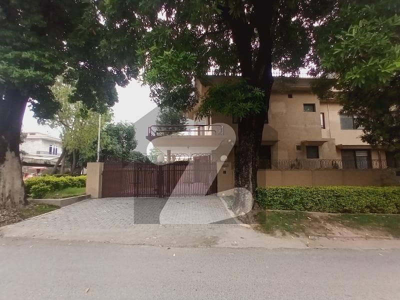 F-10 Spacious 4 Bed Upper Portion for Rent Prime Location