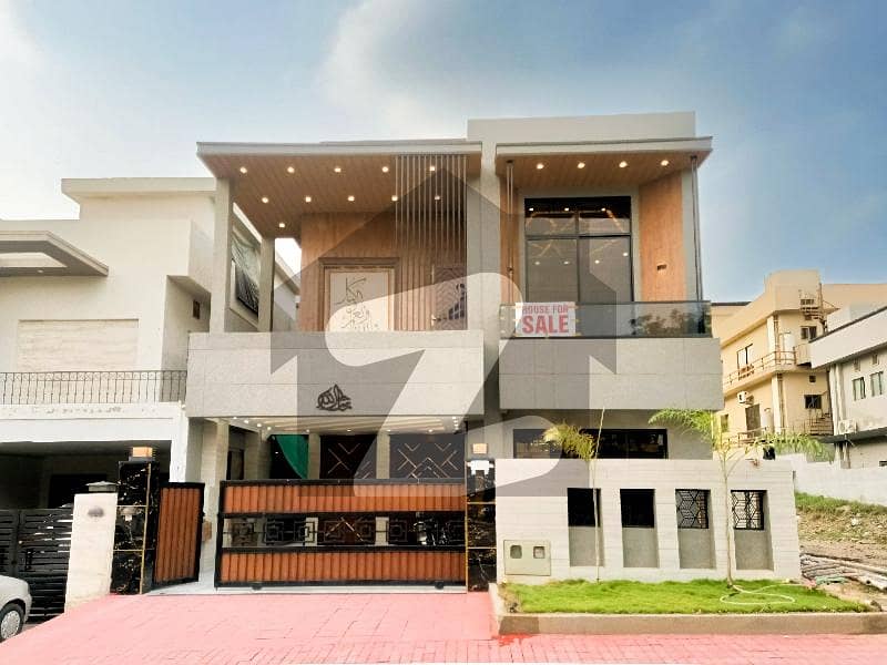 بحریہ ٹاؤن فیز 7 بحریہ ٹاؤن راولپنڈی,راولپنڈی میں 5 کمروں کا 10 مرلہ مکان 5.25 کروڑ میں برائے فروخت۔