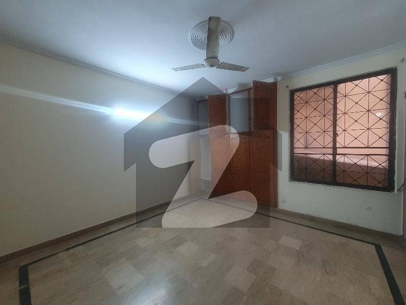 10 Marla House for Rent - Spacious & Modern 10 Marla House for Rent - Spacious & Modern
