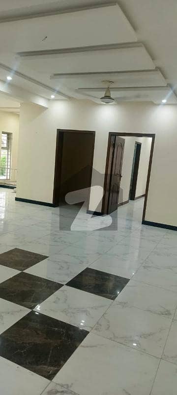 1 KANAL BEAUTIFUL UPPER PORTION AVAILABLE FOR RENT IN DHA RAHBER SECTOR 1