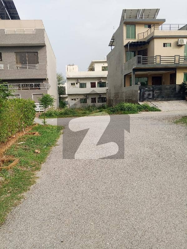 ڈی ۔ 12/1 ڈی ۔ 12,اسلام آباد میں 8 مرلہ رہائشی پلاٹ 6.8 کروڑ میں برائے فروخت۔