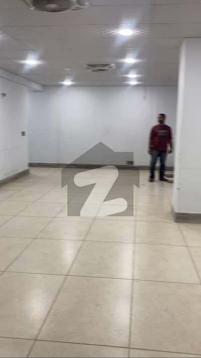بہادر آباد گلشنِ اقبال ٹاؤن,کراچی میں 4 مرلہ دفتر 1.6 لاکھ میں کرایہ پر دستیاب ہے۔
