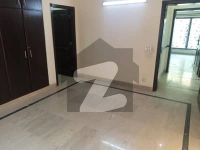 ڈی ایچ اے فیز 5 - بلاک کے فیز 5,ڈیفنس (ڈی ایچ اے),لاہور میں 3 کمروں کا 10 مرلہ بالائی پورشن 1.0 لاکھ میں کرایہ پر دستیاب ہے۔