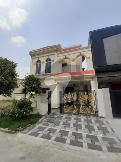 ڈی ایچ اے 9 ٹاؤن ۔ بلاک سی ڈی ایچ اے 9 ٹاؤن,ڈیفنس (ڈی ایچ اے),لاہور میں 3 کمروں کا 5 مرلہ مکان 2.5 کروڑ میں برائے فروخت۔