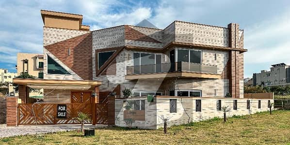 31 Marla Elegant Spacious House With Lawn