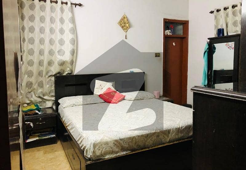 یونیورسٹی روڈ کراچی میں 4 کمروں کا 5 مرلہ مکان 2.6 کروڑ میں برائے فروخت۔