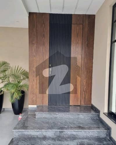 ڈی ایچ اے فیز 8 ڈیفنس (ڈی ایچ اے),لاہور میں 5 کمروں کا 1 کنال مکان 17.0 کروڑ میں برائے فروخت۔