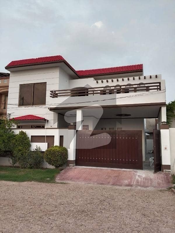 ماڈل ٹاؤن ملتان میں 5 کمروں کا 10 مرلہ مکان 2.85 کروڑ میں برائے فروخت۔