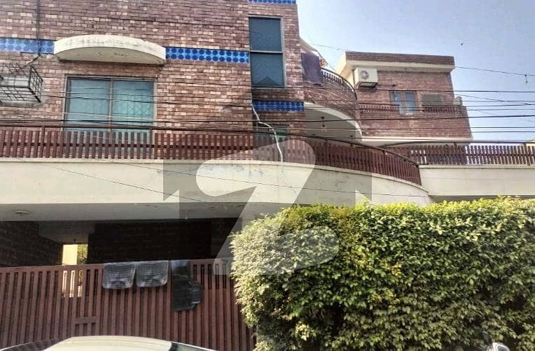 لاریچز ایونیو جیل روڈ,لاہور میں 5 کمروں کا 1 کنال مکان 5.25 کروڑ میں برائے فروخت۔ لاریچز ایونیو جیل روڈ,لاہور میں 5 کمروں کا 1 کنال مکان 5.25 کروڑ میں برائے فروخت۔