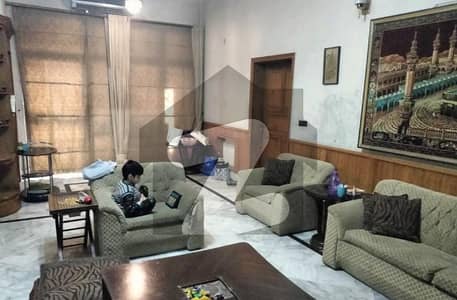 کینٹ لاہور میں 5 کمروں کا 1 کنال مکان 5.4 کروڑ میں برائے فروخت۔