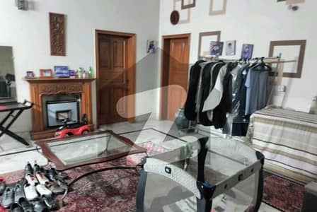 گلبرگ لاہور میں 5 کمروں کا 1 کنال مکان 5.5 کروڑ میں برائے فروخت۔