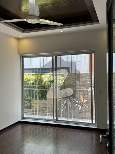 1 KANAL OLD HOUSE FOR SALE IN DHA PHASE 6 SLIGHTLY USED
