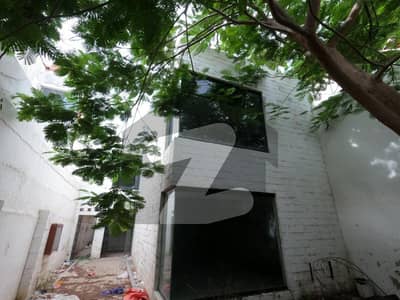 2500 Sq Ft Showroom/Shop for Rent Clifton Block 5